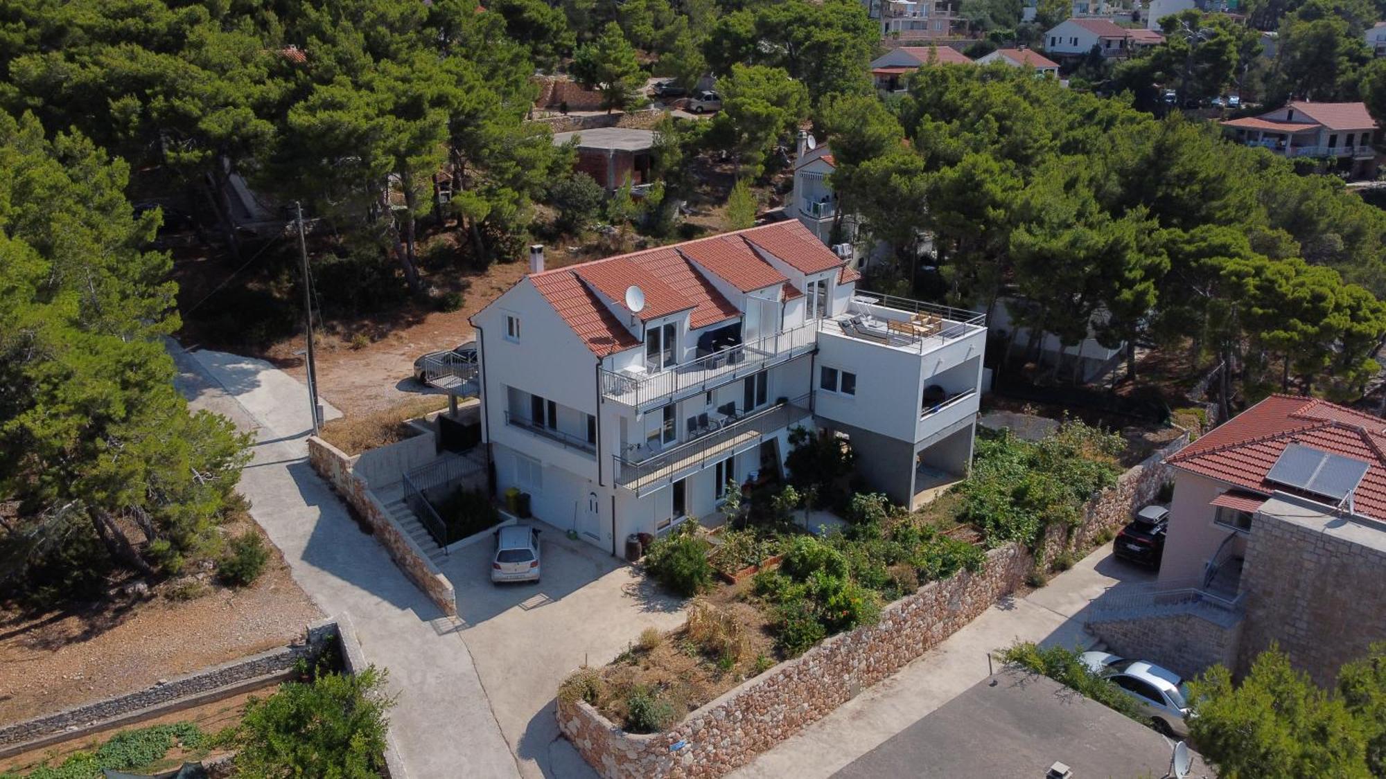 Toro * Sveta Nedelja (Hvar)